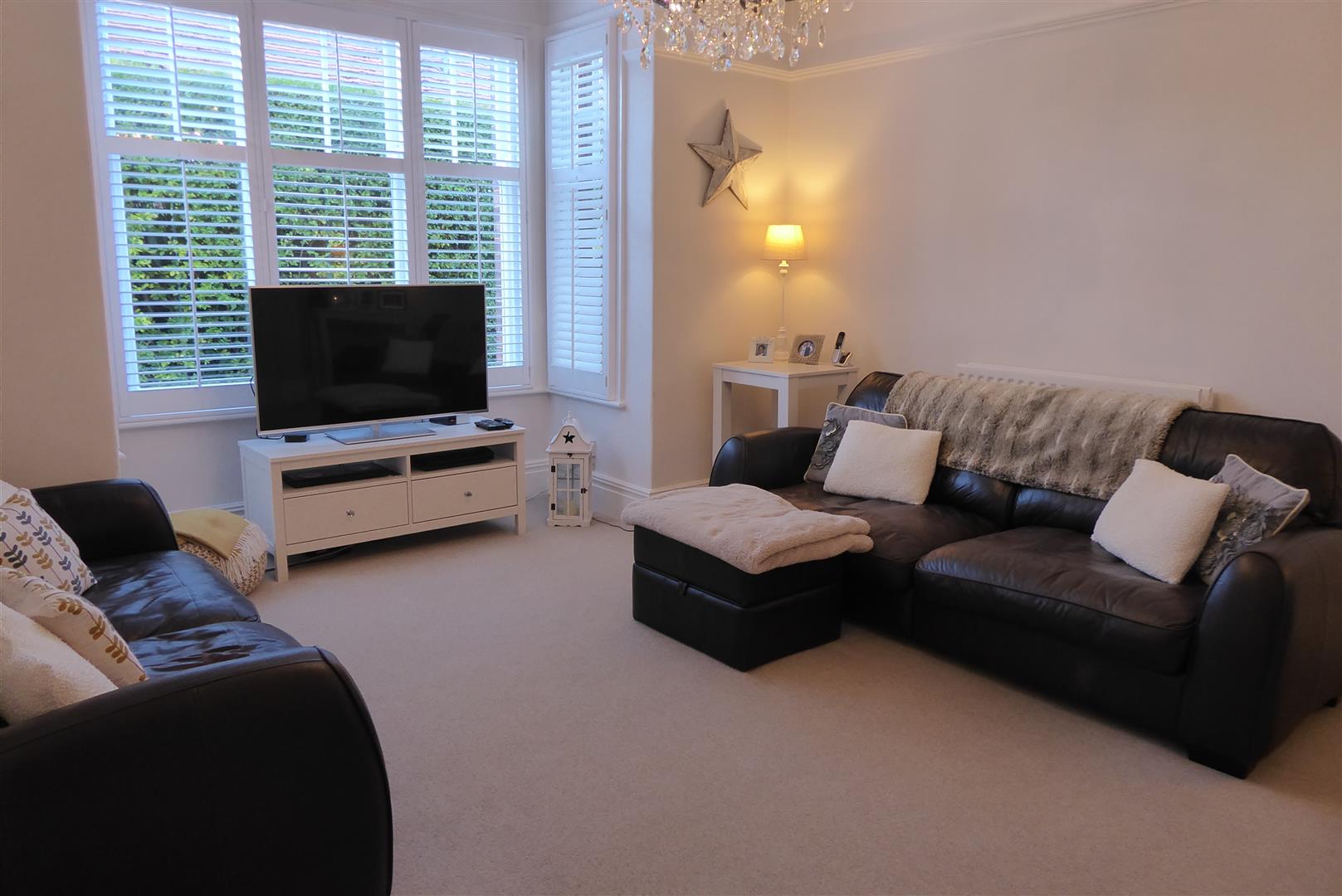 FAMILY ROOM (FRONT)